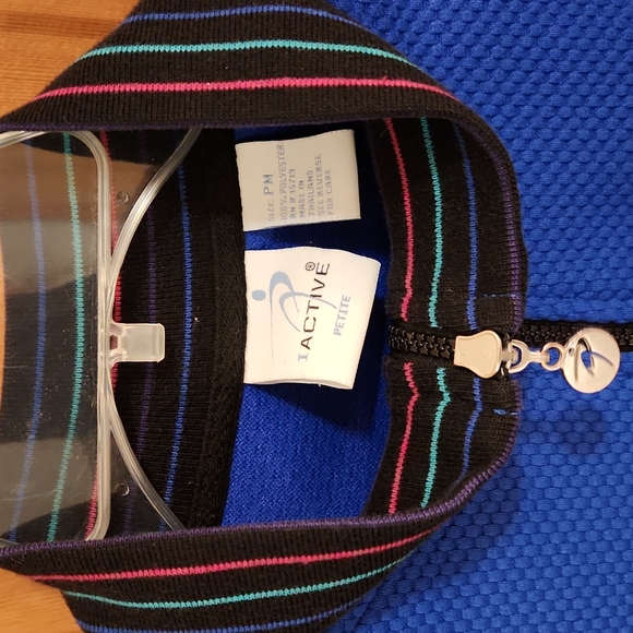 IACTIVE PETITE Textured Performance Jacket. Blue & Multicolor trim. Full zip PM - Picture 3 of 6